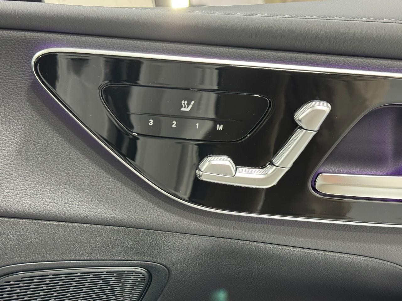 Mercedes-Benz GLC Vehicle Full-screen Gallery Image 19