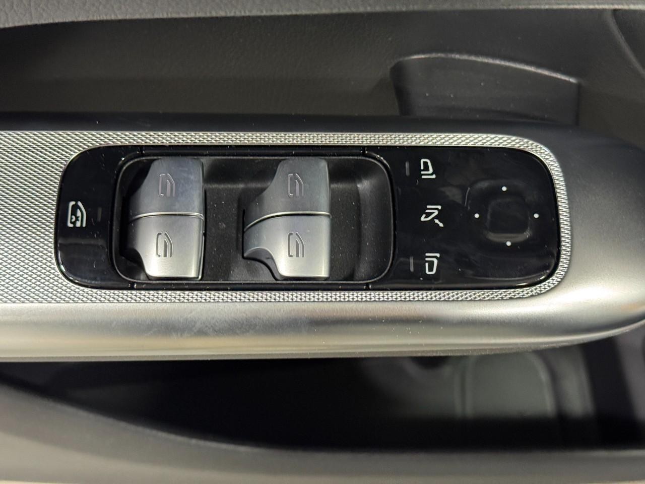 Mercedes-Benz GLC Vehicle Full-screen Gallery Image 24