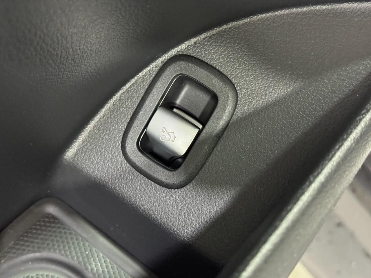 Mercedes-Benz GLC Vehicle Full-screen Gallery Image 25