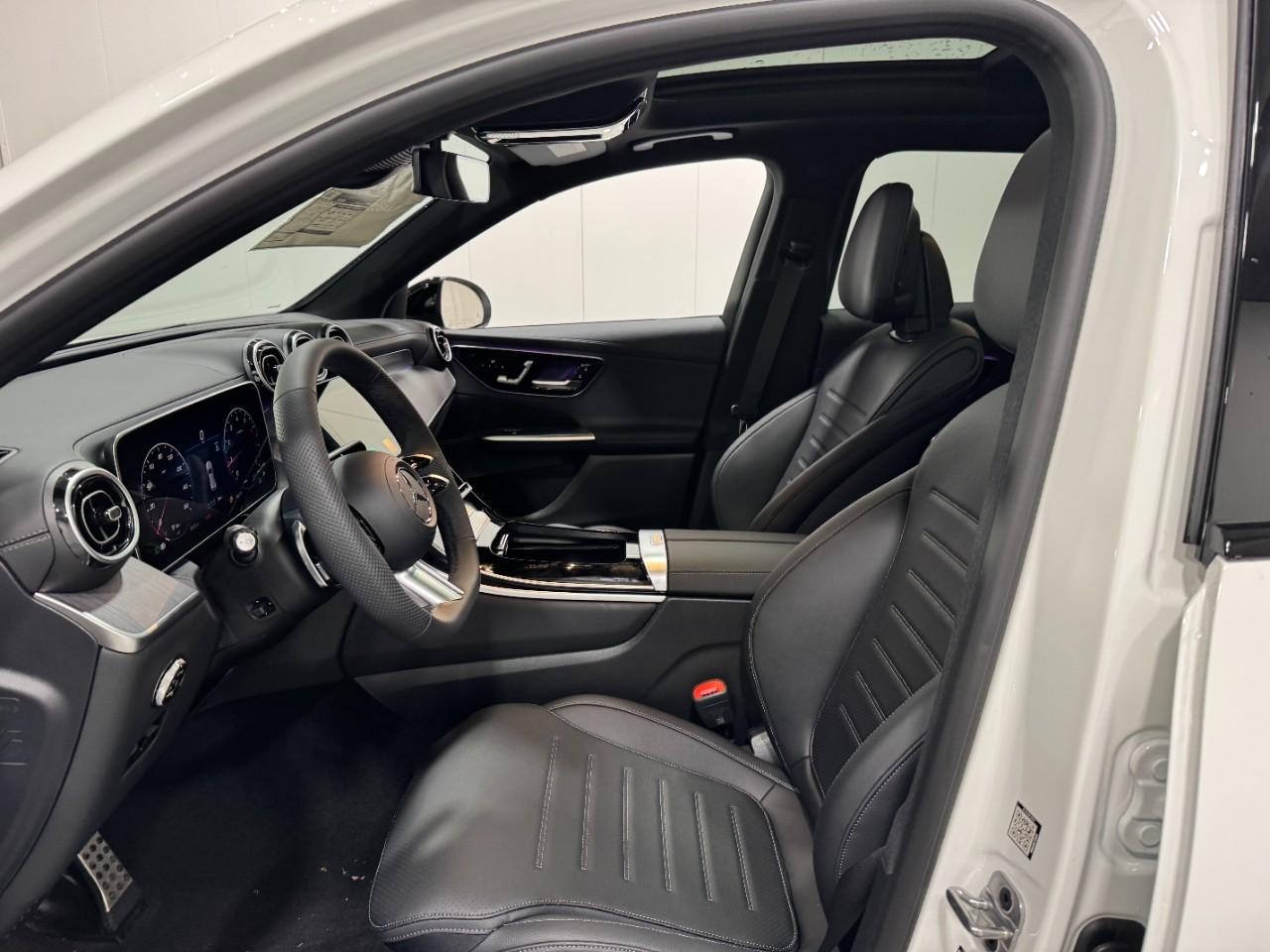 Mercedes-Benz GLC Vehicle Full-screen Gallery Image 26