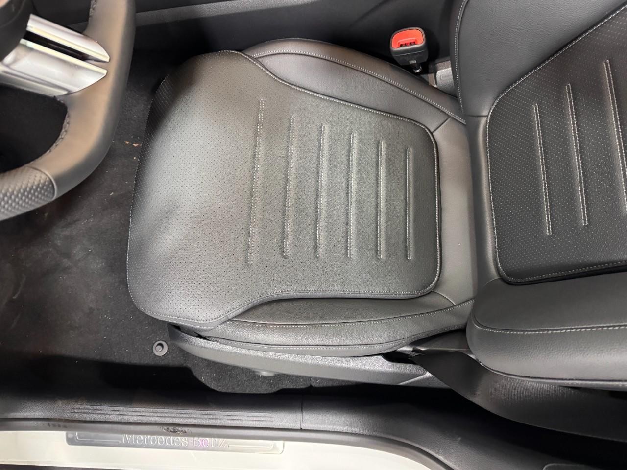 Mercedes-Benz GLC Vehicle Full-screen Gallery Image 27