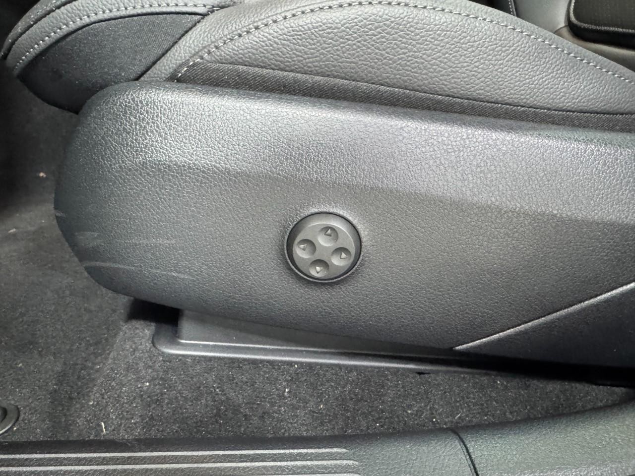 Mercedes-Benz GLC Vehicle Full-screen Gallery Image 28