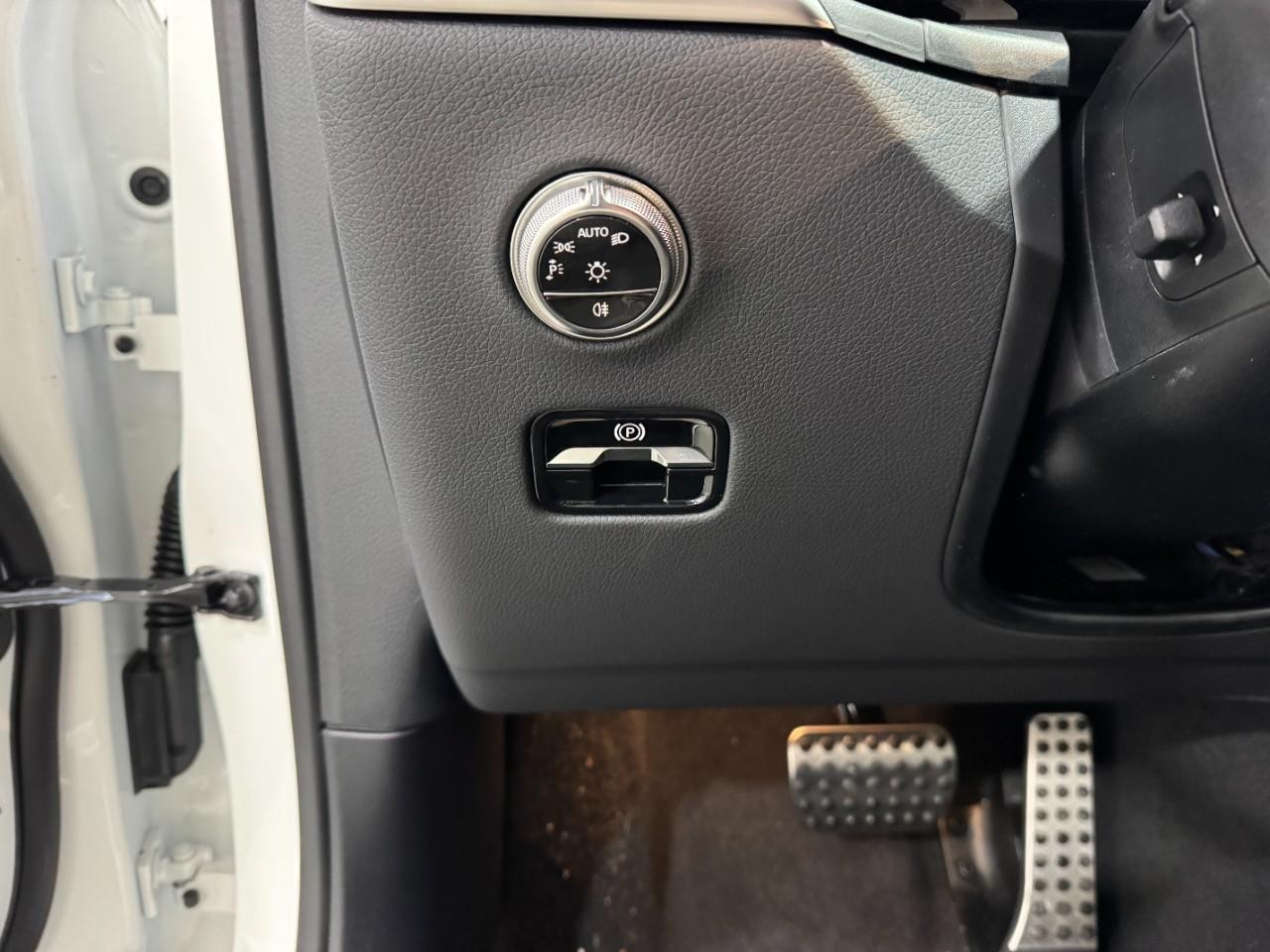 Mercedes-Benz GLC Vehicle Full-screen Gallery Image 29