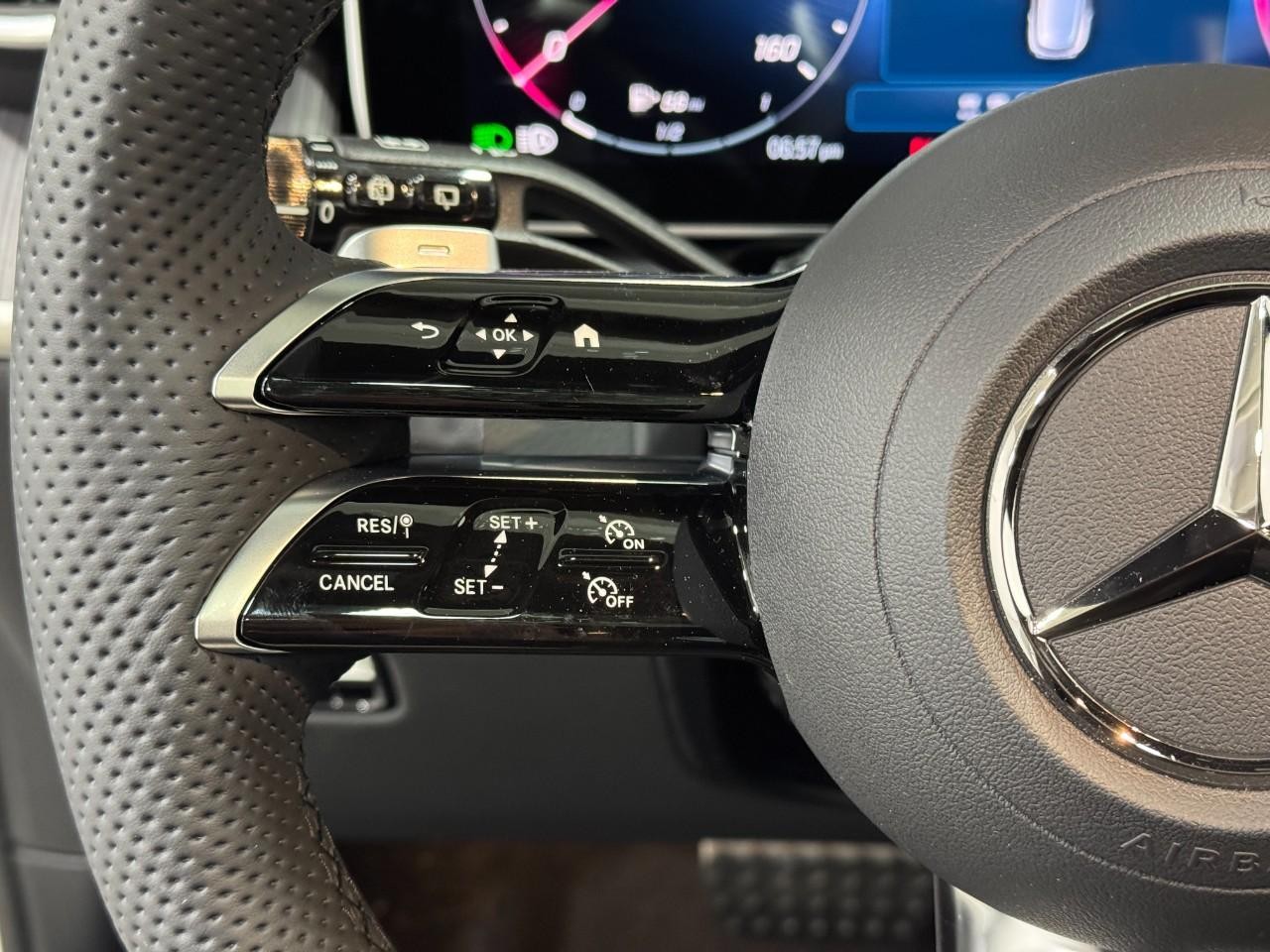 Mercedes-Benz GLC Vehicle Full-screen Gallery Image 30