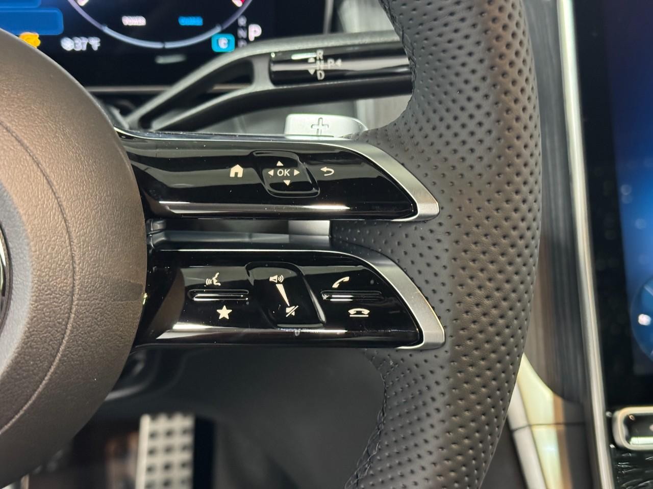 Mercedes-Benz GLC Vehicle Full-screen Gallery Image 31