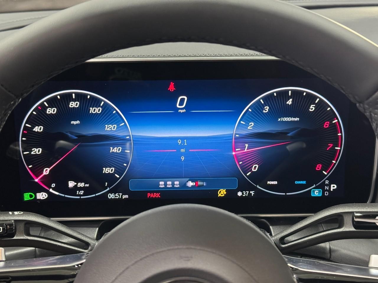 Mercedes-Benz GLC Vehicle Full-screen Gallery Image 32