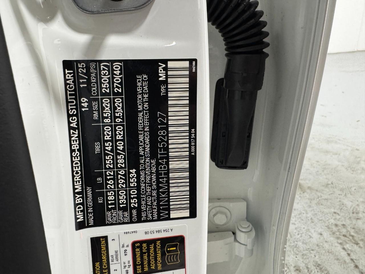 Mercedes-Benz GLC Vehicle Full-screen Gallery Image 35