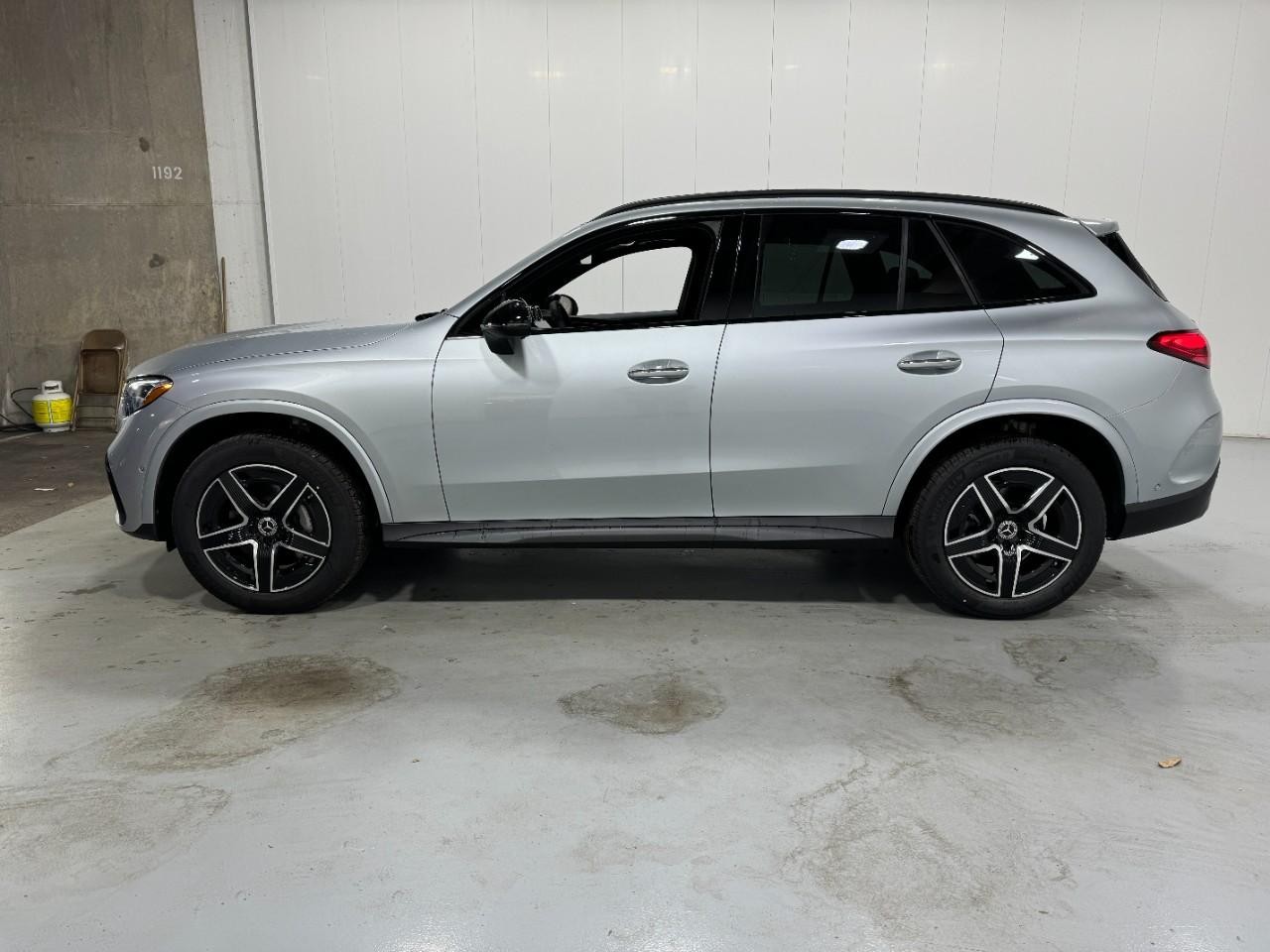 Mercedes-Benz GLC Vehicle Full-screen Gallery Image 2