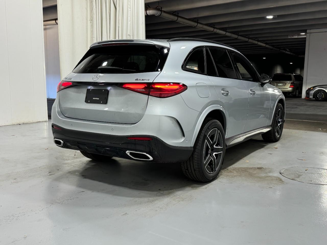 Mercedes-Benz GLC Vehicle Full-screen Gallery Image 4