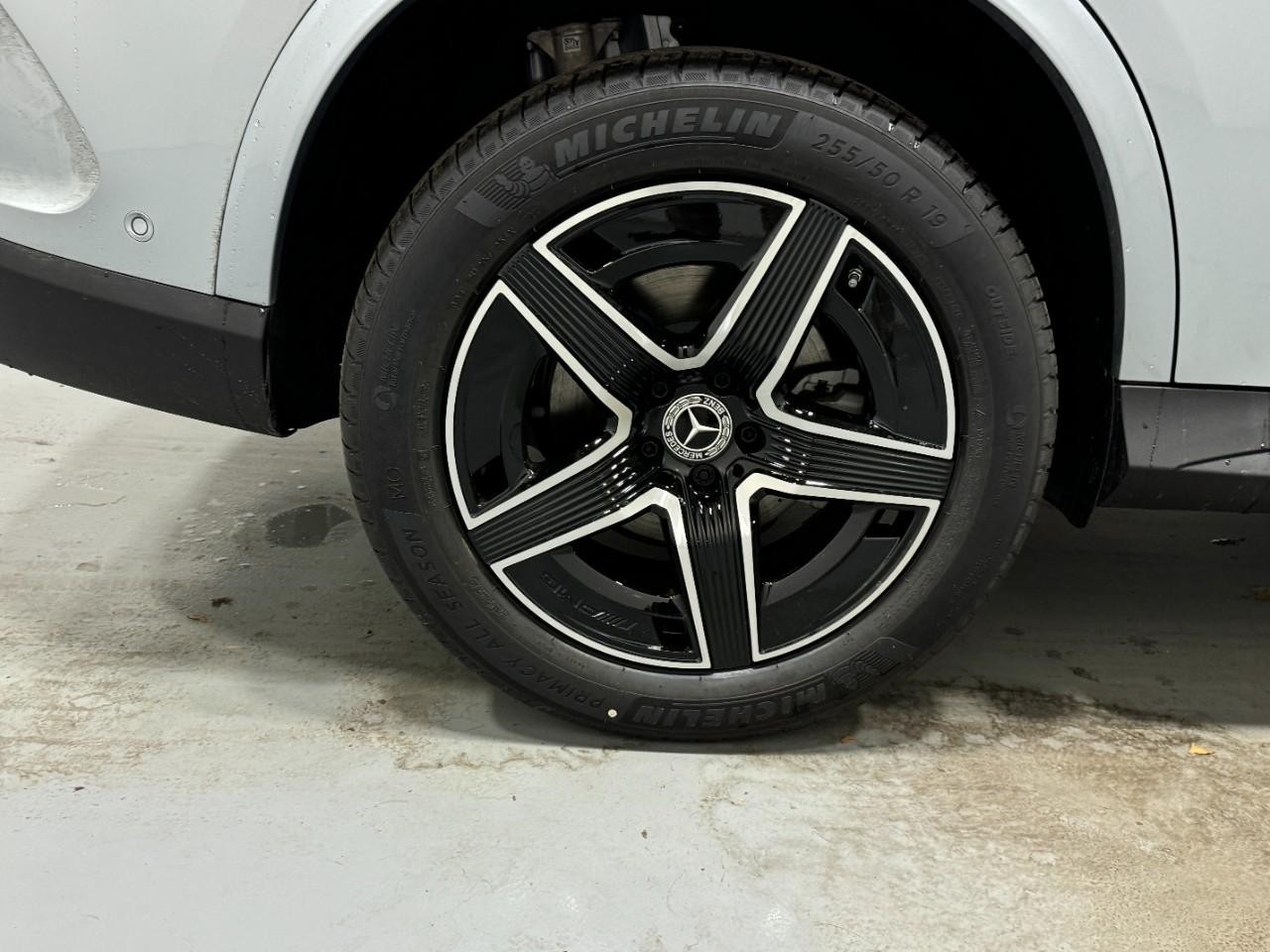 Mercedes-Benz GLC Vehicle Full-screen Gallery Image 5