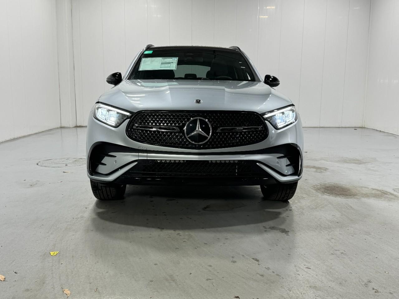 Mercedes-Benz GLC Vehicle Full-screen Gallery Image 7