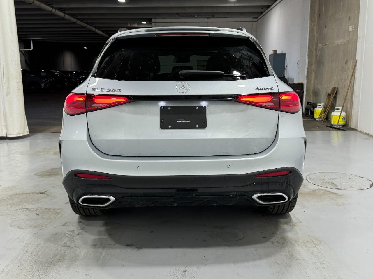 Mercedes-Benz GLC Vehicle Full-screen Gallery Image 9