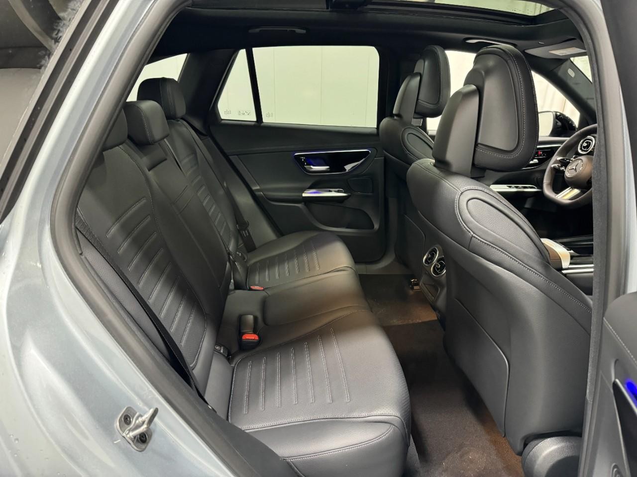 Mercedes-Benz GLC Vehicle Full-screen Gallery Image 10