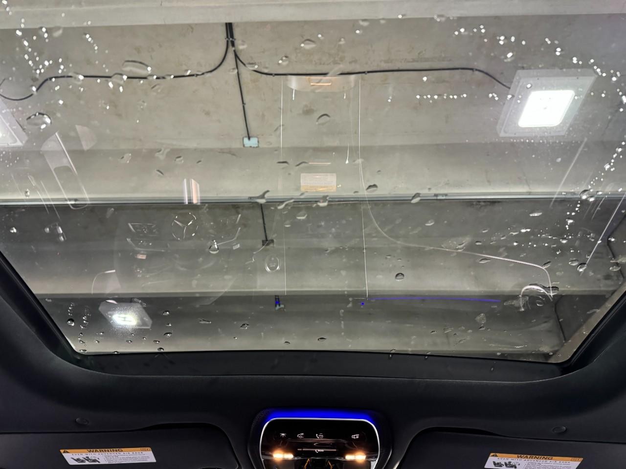 Mercedes-Benz GLC Vehicle Full-screen Gallery Image 11