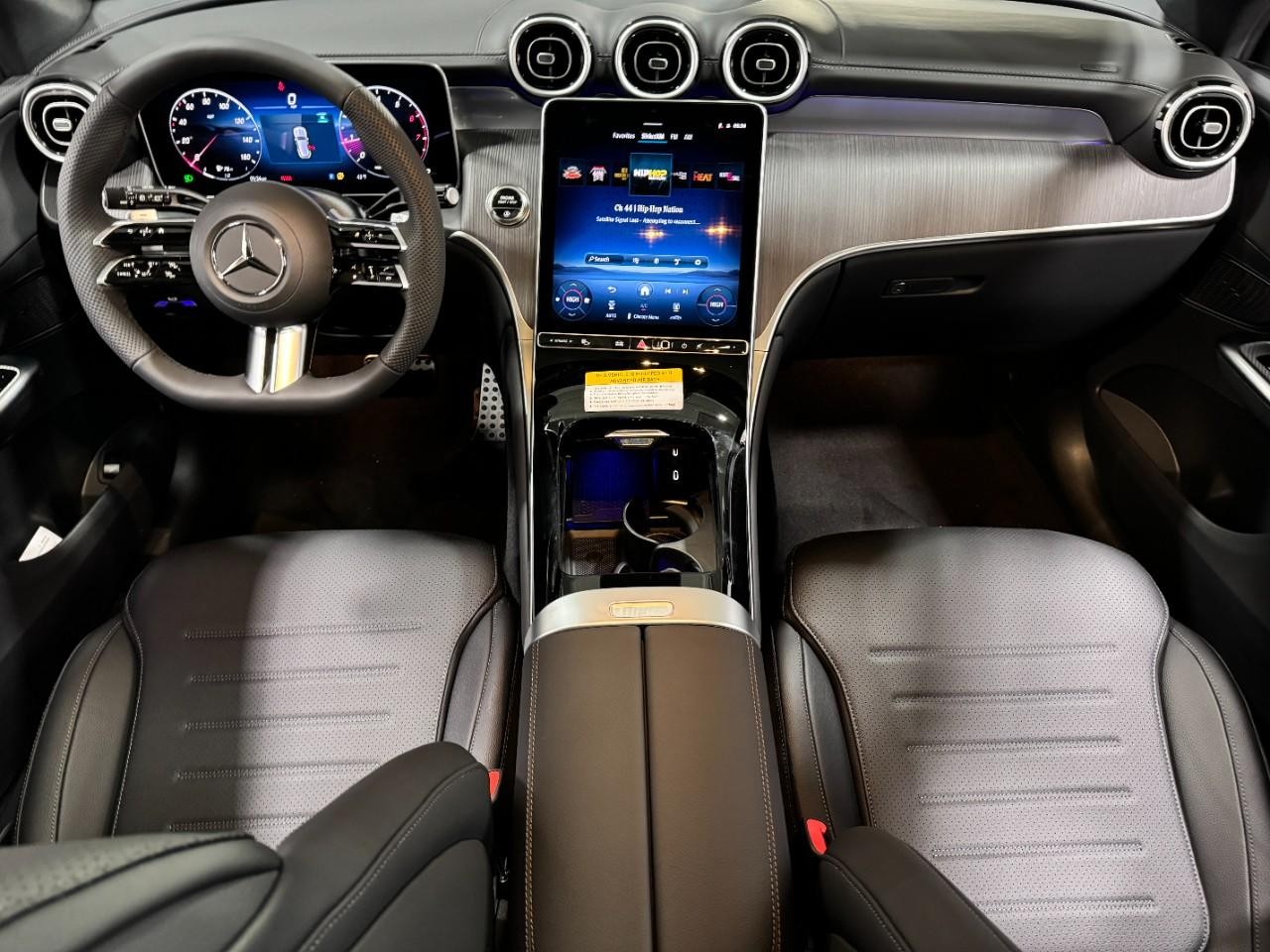 Mercedes-Benz GLC Vehicle Full-screen Gallery Image 12