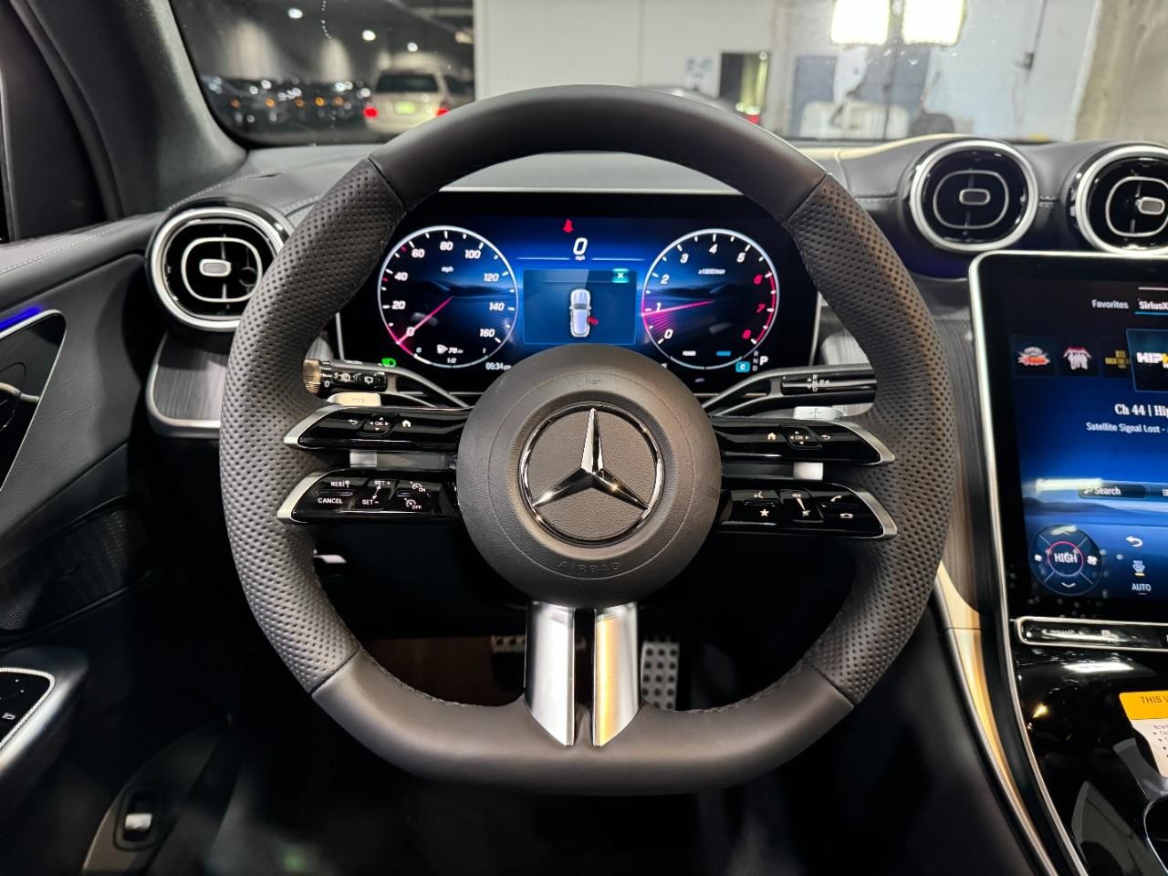 Mercedes-Benz GLC Vehicle Full-screen Gallery Image 13