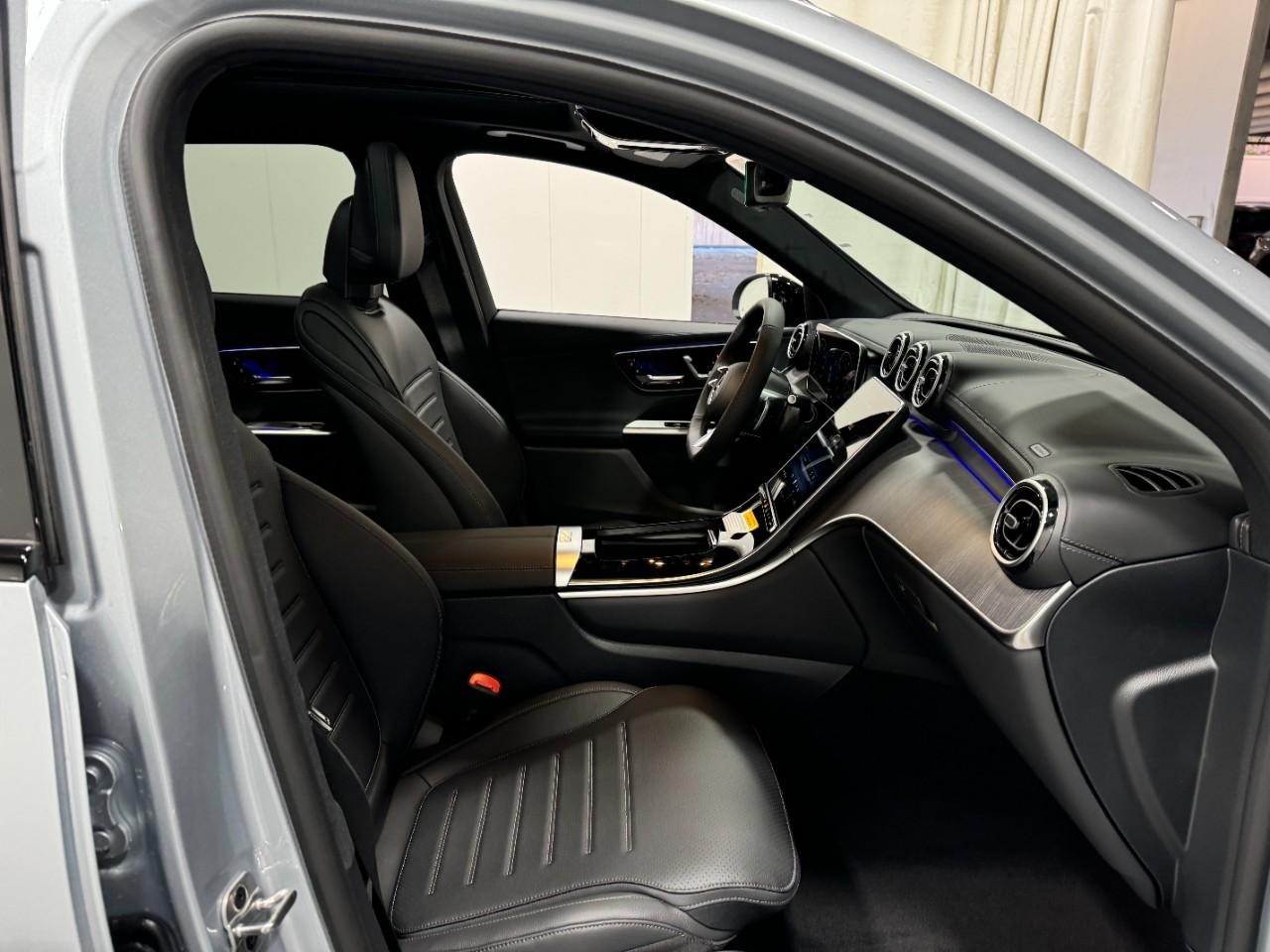 Mercedes-Benz GLC Vehicle Full-screen Gallery Image 16