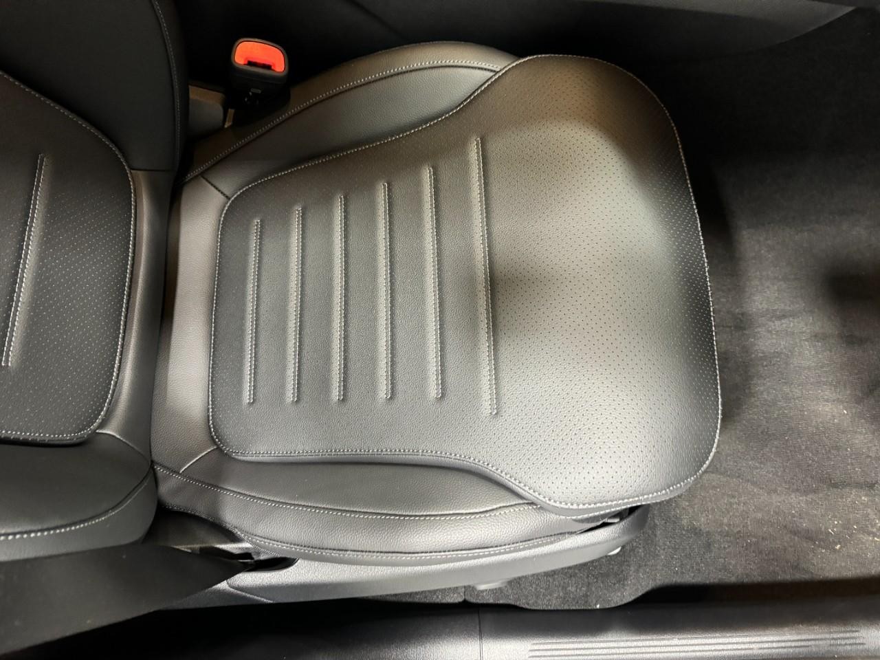 Mercedes-Benz GLC Vehicle Full-screen Gallery Image 17