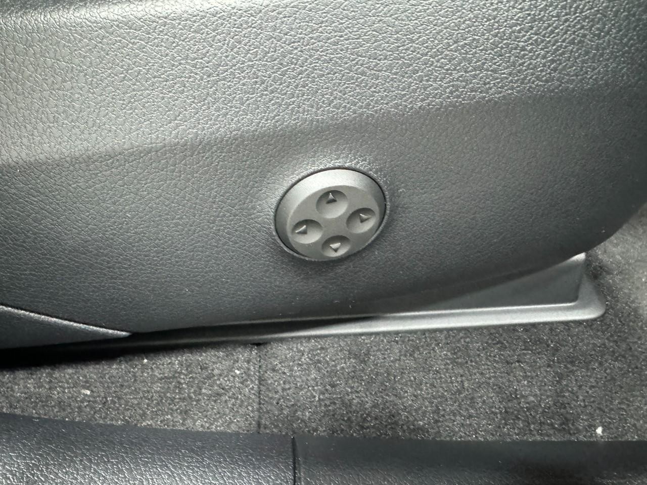 Mercedes-Benz GLC Vehicle Full-screen Gallery Image 18