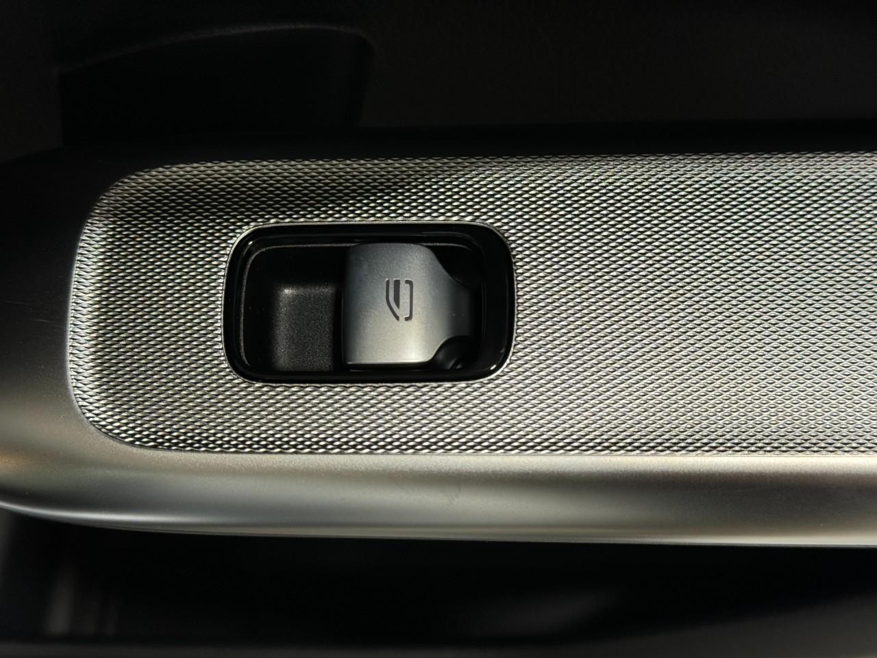 Mercedes-Benz GLC Vehicle Full-screen Gallery Image 21