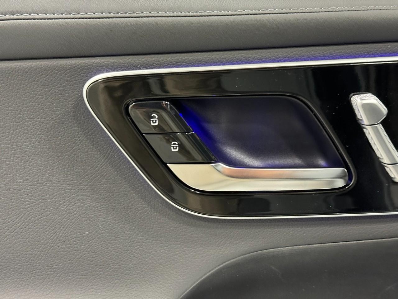 Mercedes-Benz GLC Vehicle Full-screen Gallery Image 23