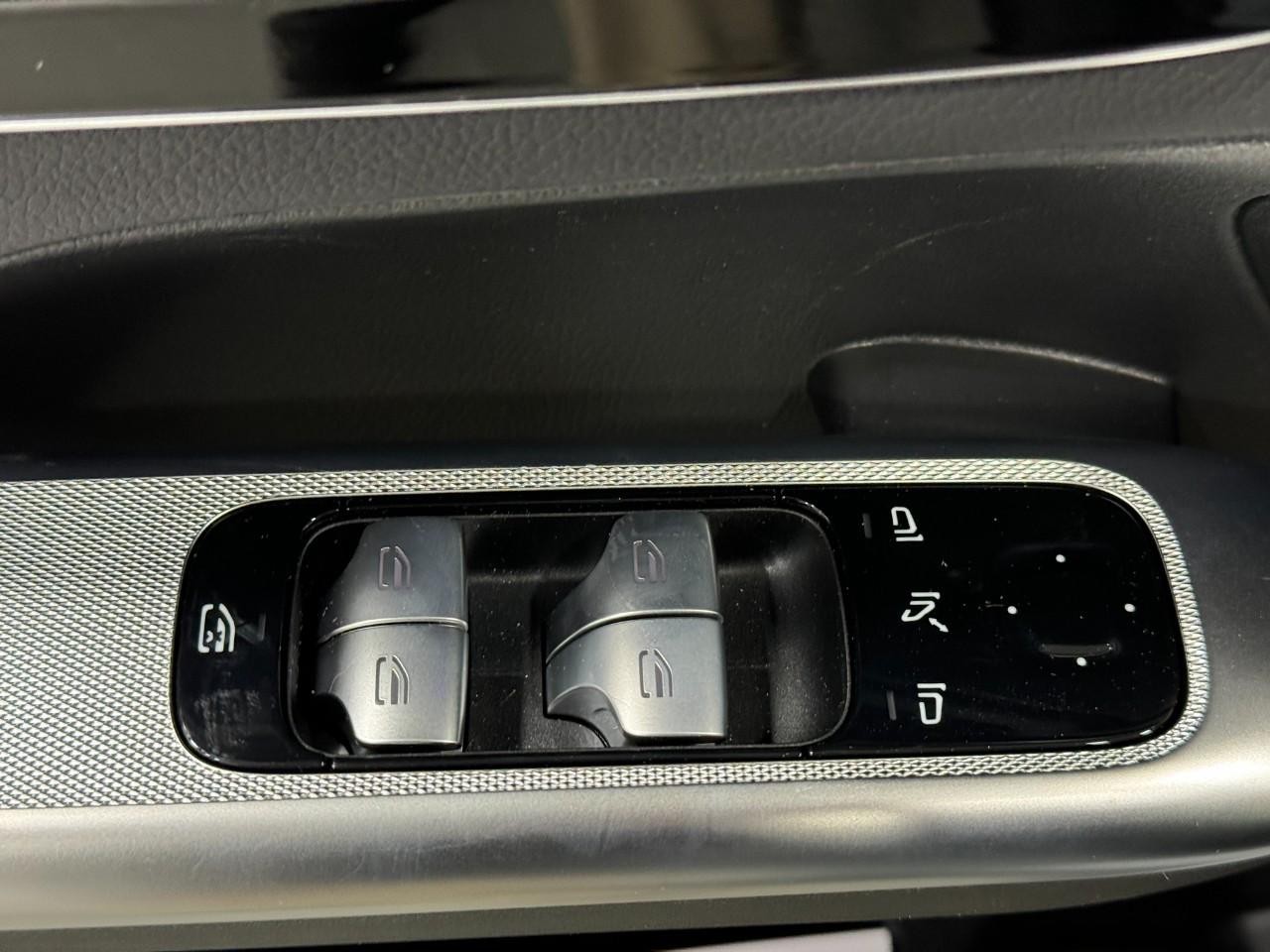 Mercedes-Benz GLC Vehicle Full-screen Gallery Image 24