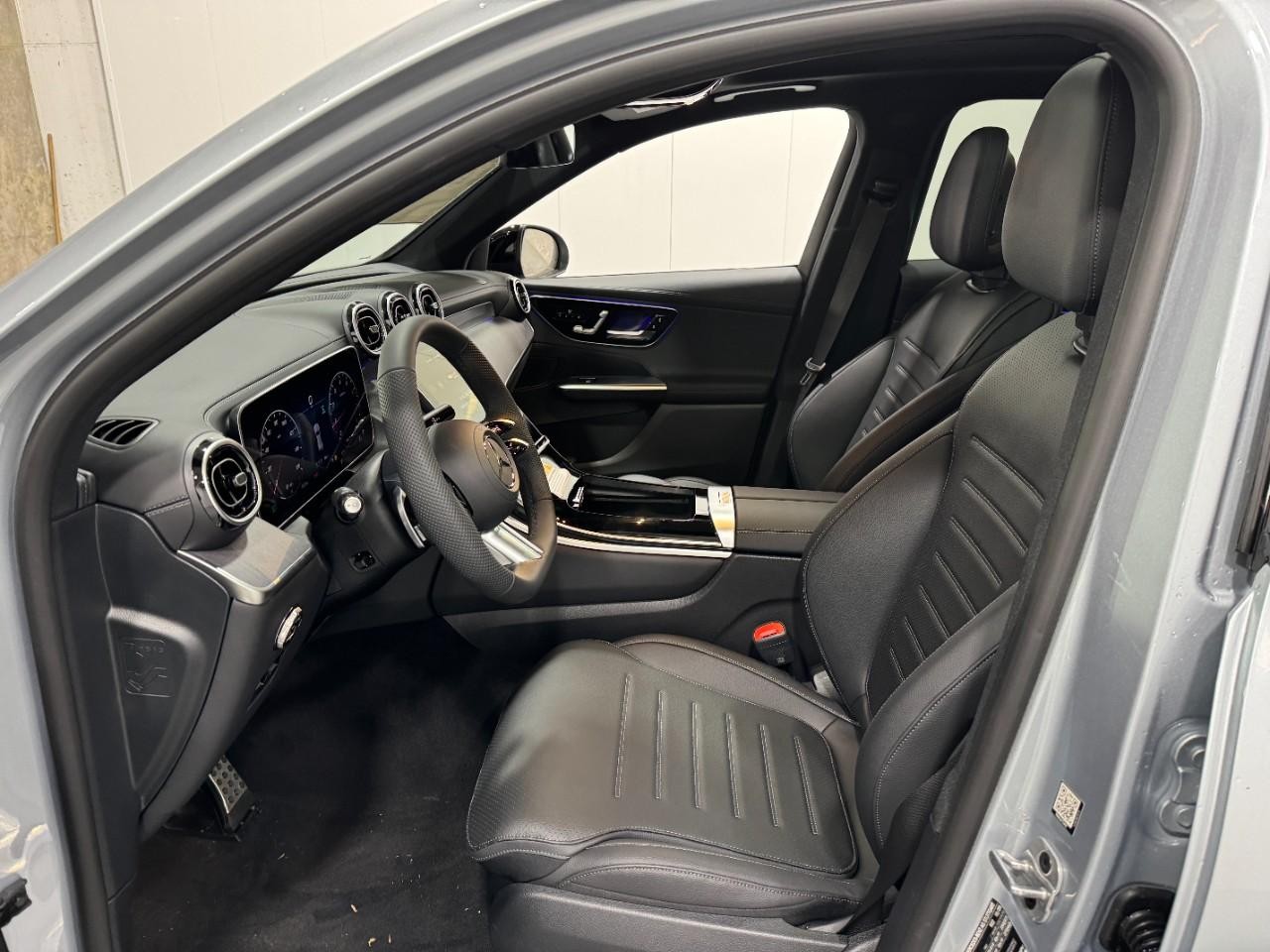 Mercedes-Benz GLC Vehicle Full-screen Gallery Image 26