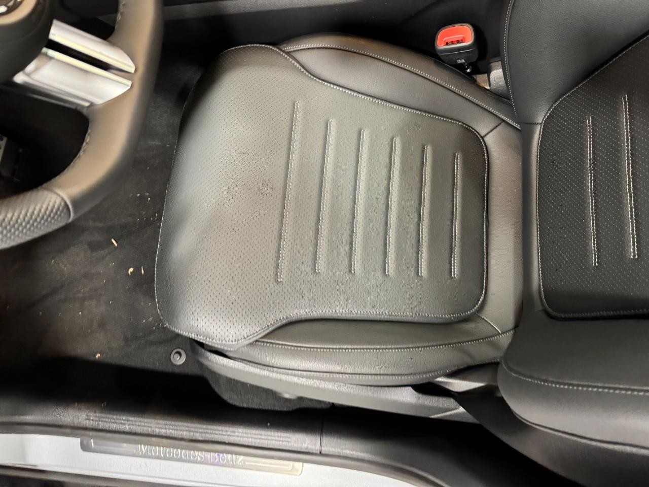 Mercedes-Benz GLC Vehicle Full-screen Gallery Image 27