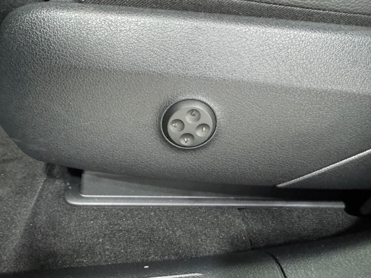 Mercedes-Benz GLC Vehicle Full-screen Gallery Image 28