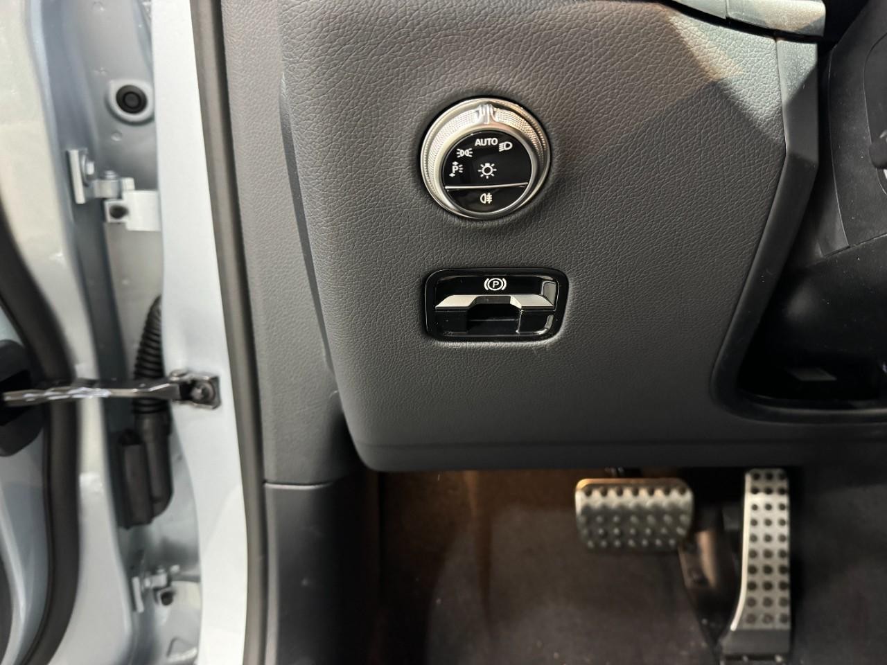 Mercedes-Benz GLC Vehicle Full-screen Gallery Image 29