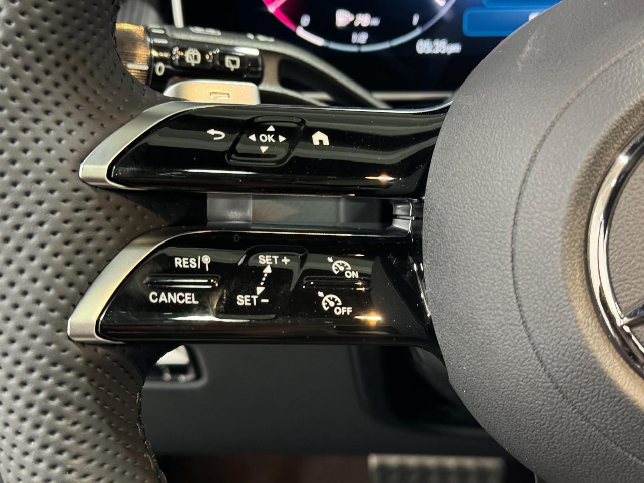 Mercedes-Benz GLC Vehicle Full-screen Gallery Image 30