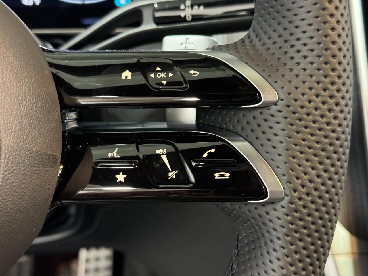 Mercedes-Benz GLC Vehicle Full-screen Gallery Image 31