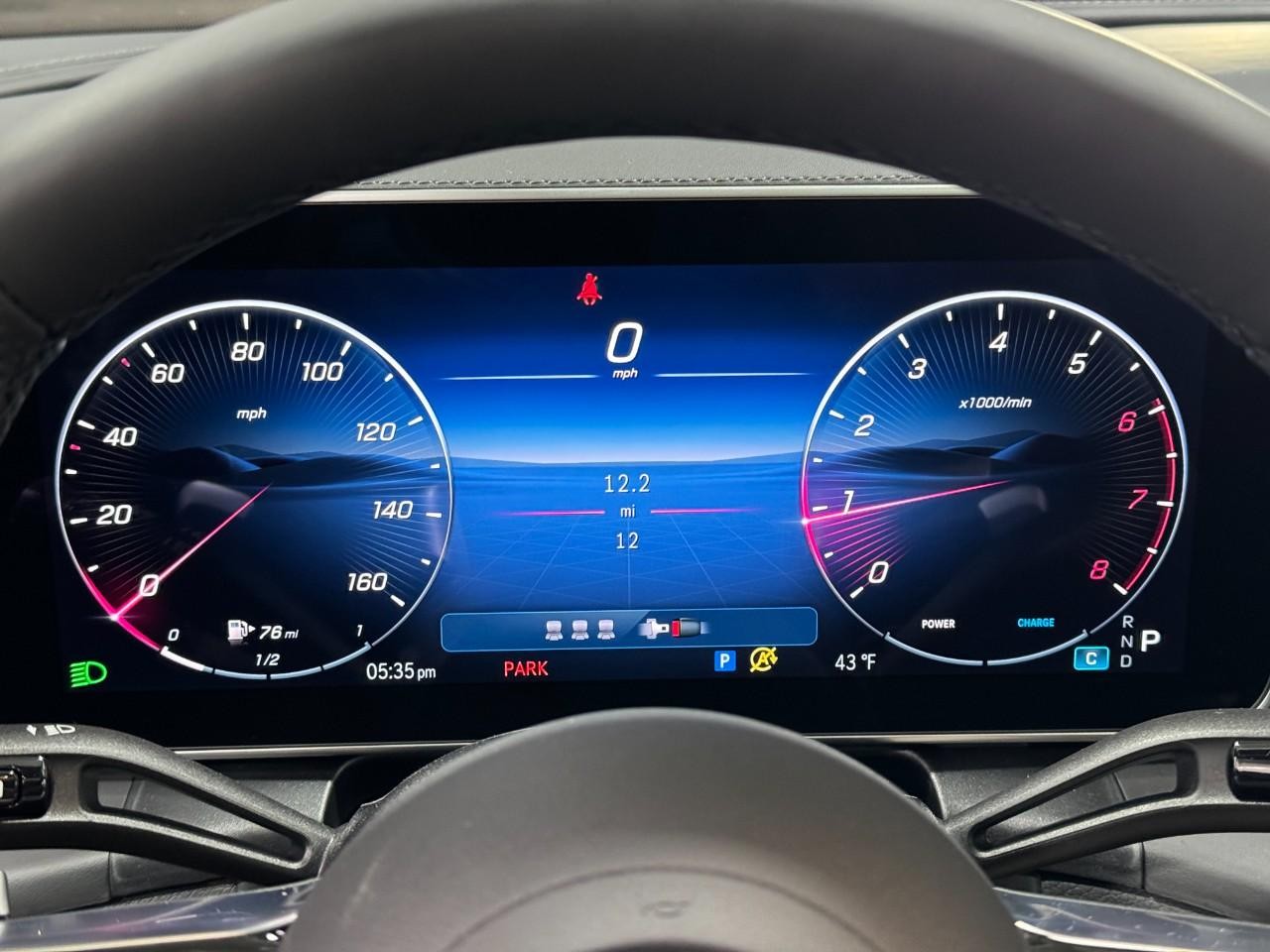 Mercedes-Benz GLC Vehicle Full-screen Gallery Image 32