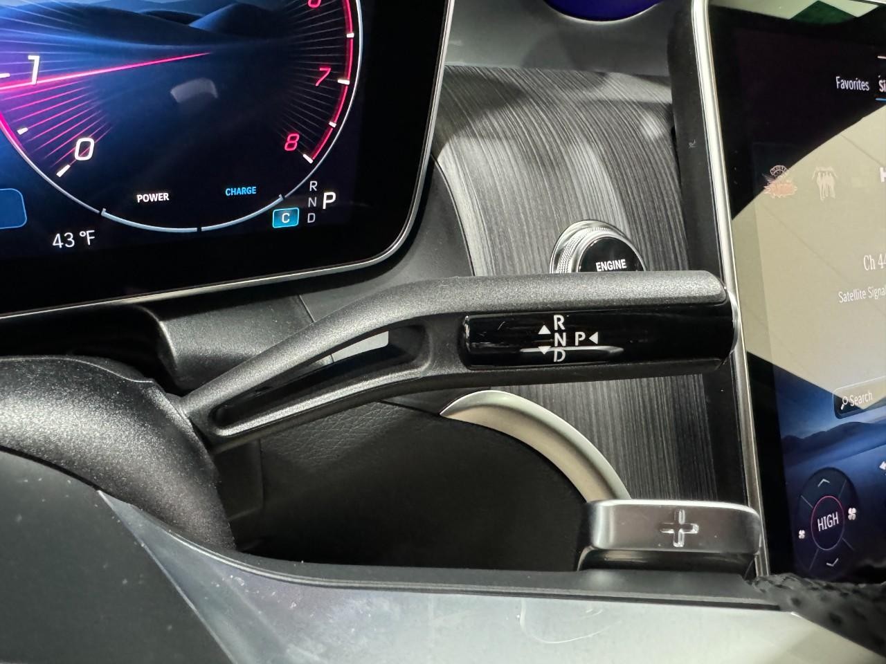 Mercedes-Benz GLC Vehicle Full-screen Gallery Image 33