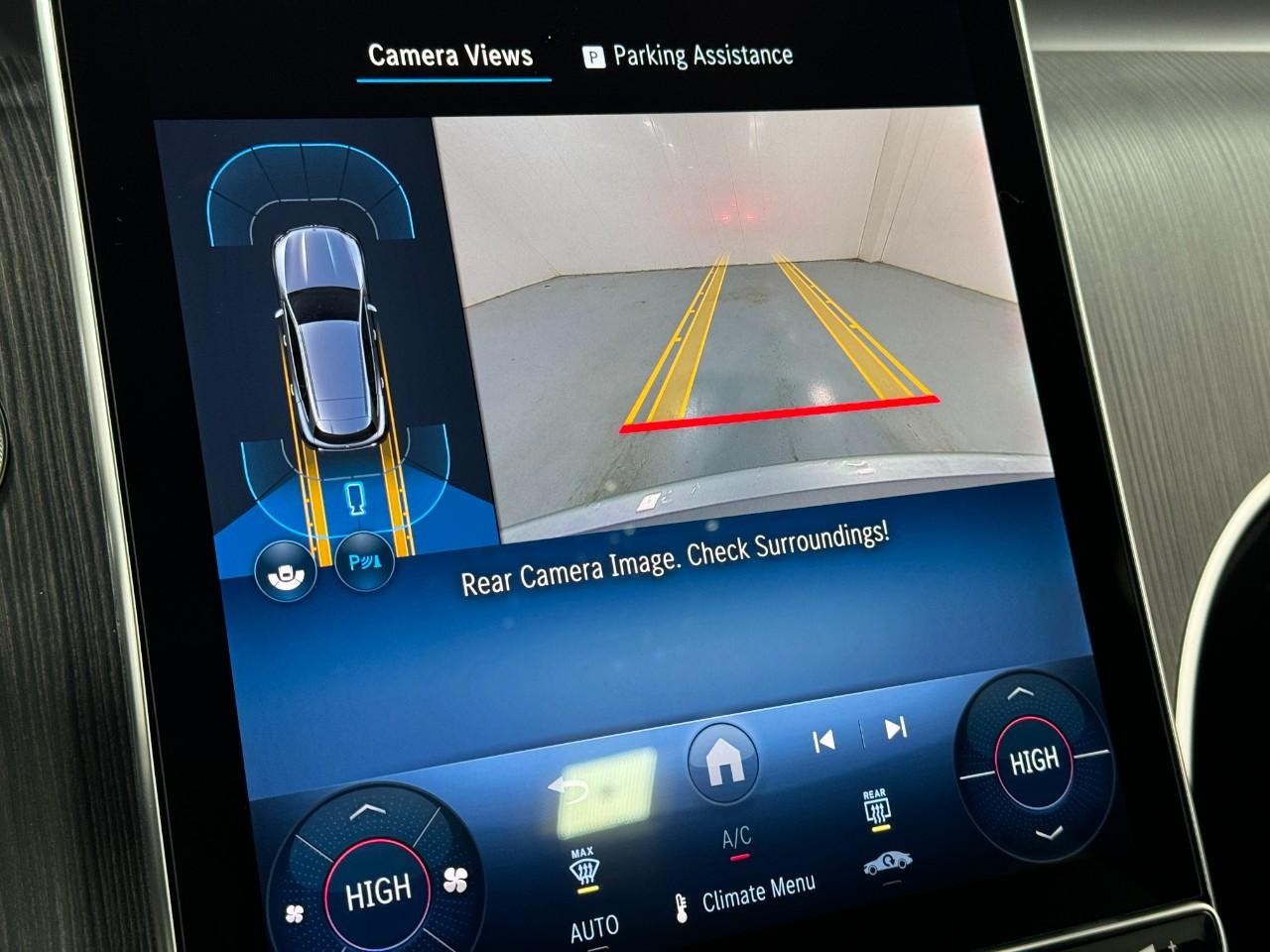 Mercedes-Benz GLC Vehicle Full-screen Gallery Image 34