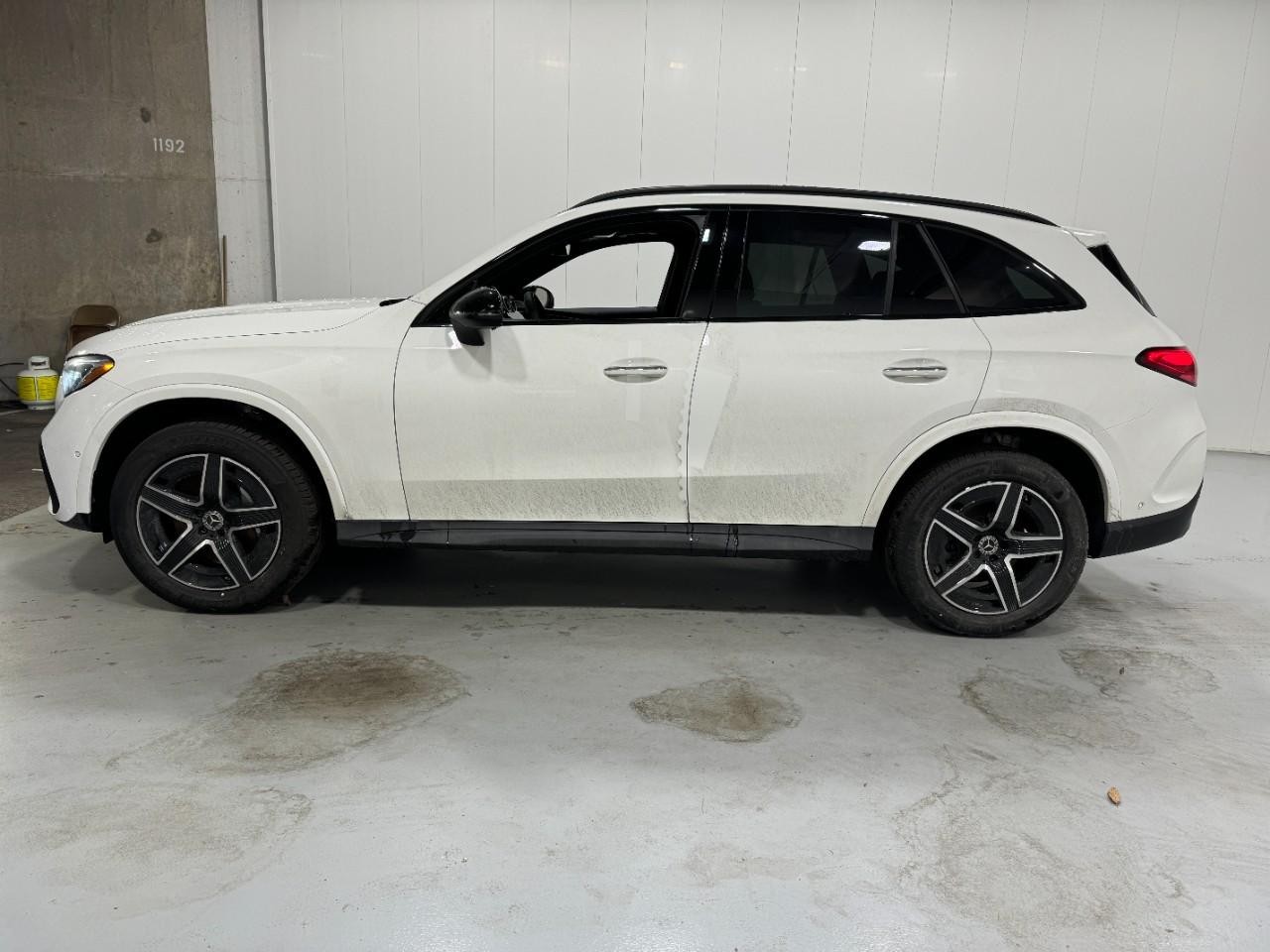 Mercedes-Benz GLC Vehicle Full-screen Gallery Image 2