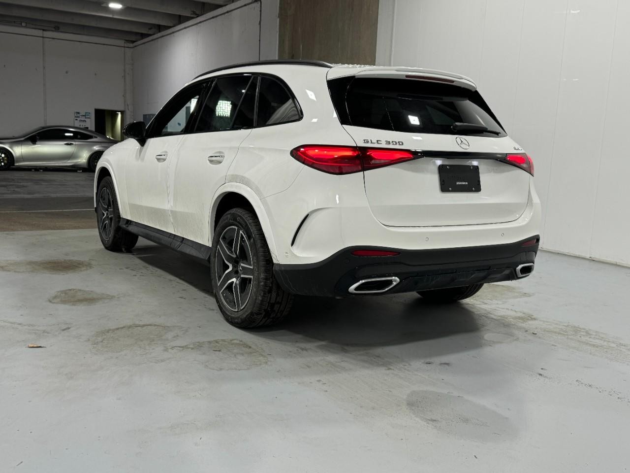 Mercedes-Benz GLC Vehicle Full-screen Gallery Image 3