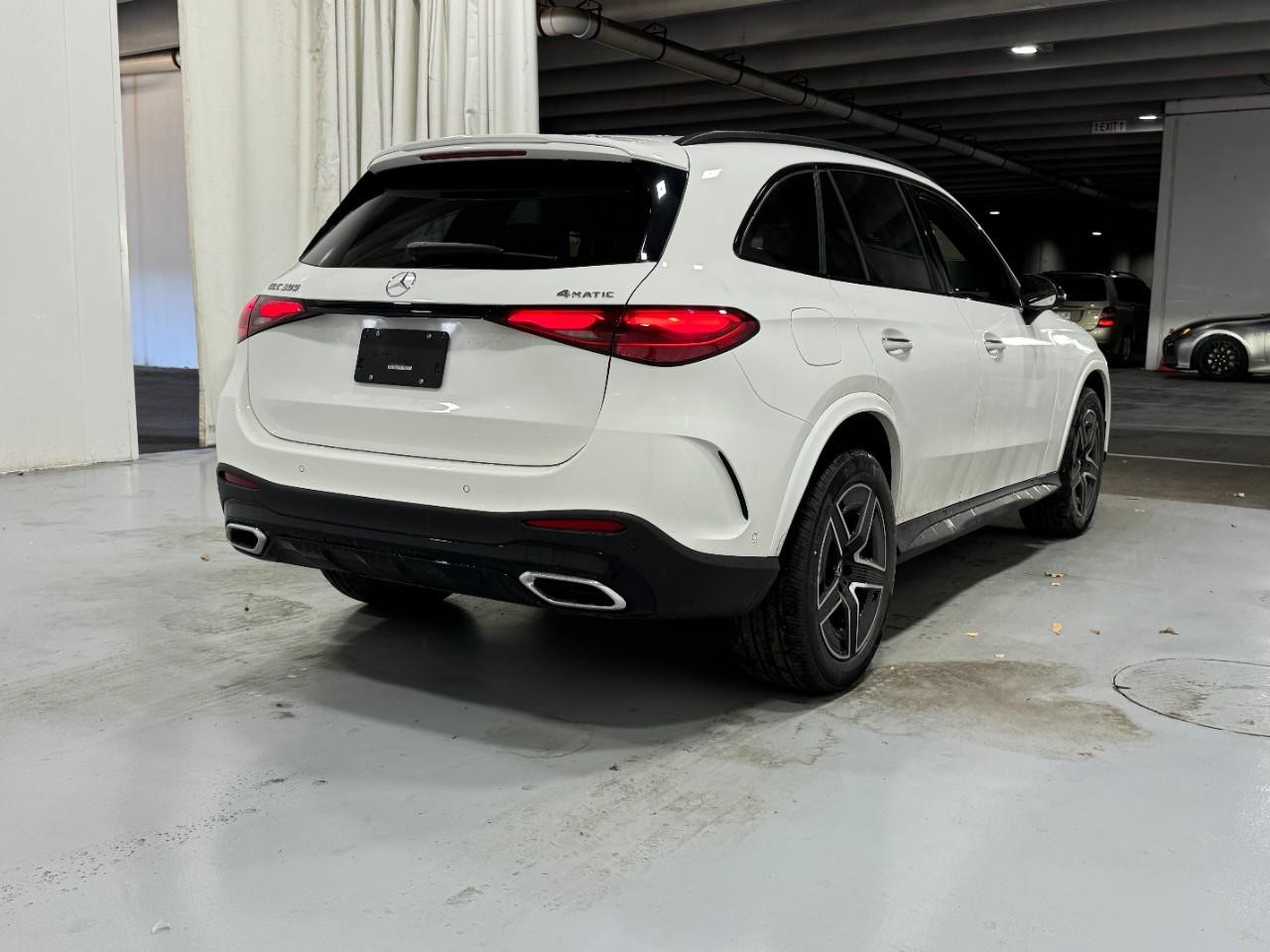 Mercedes-Benz GLC Vehicle Full-screen Gallery Image 4