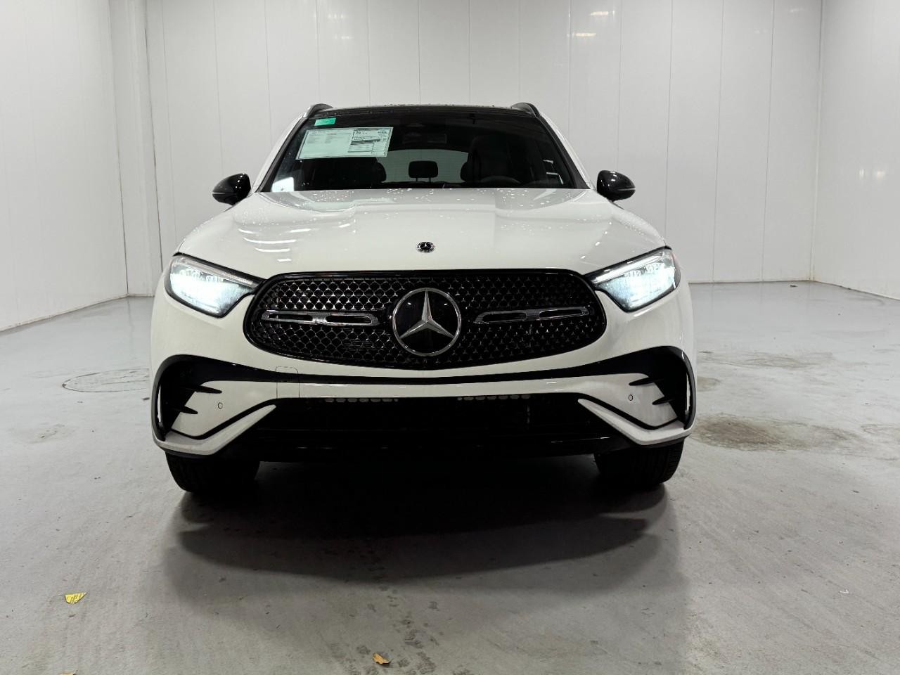 Mercedes-Benz GLC Vehicle Full-screen Gallery Image 7