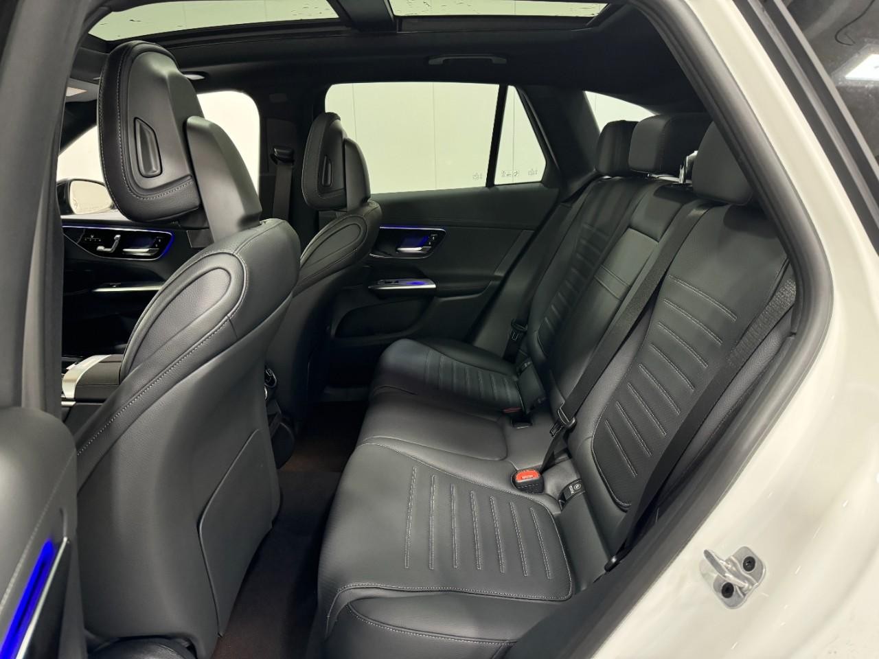 Mercedes-Benz GLC Vehicle Full-screen Gallery Image 8