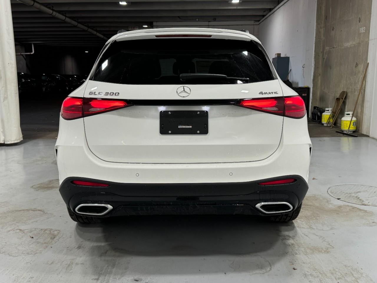 Mercedes-Benz GLC Vehicle Full-screen Gallery Image 9