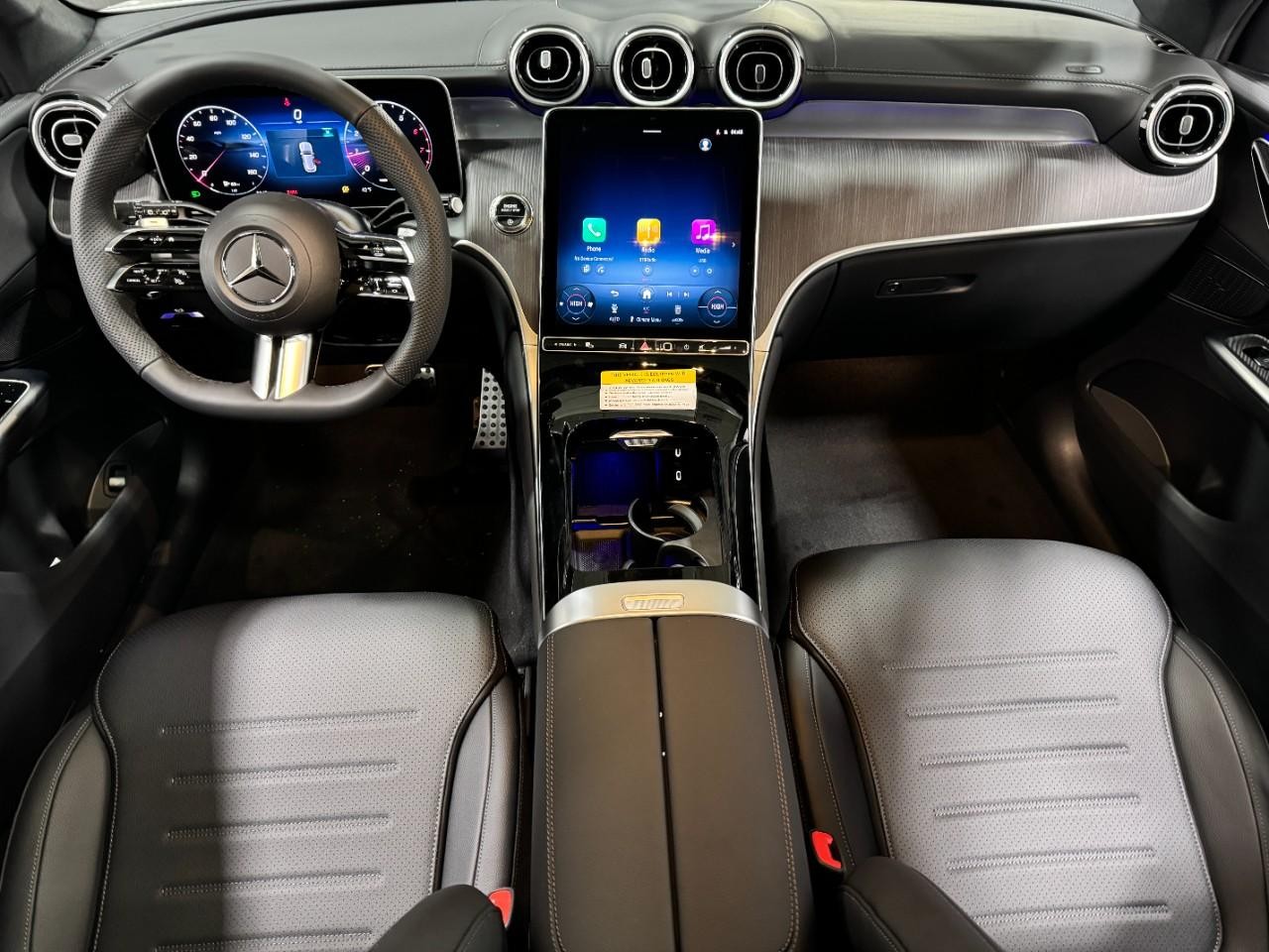 Mercedes-Benz GLC Vehicle Full-screen Gallery Image 12