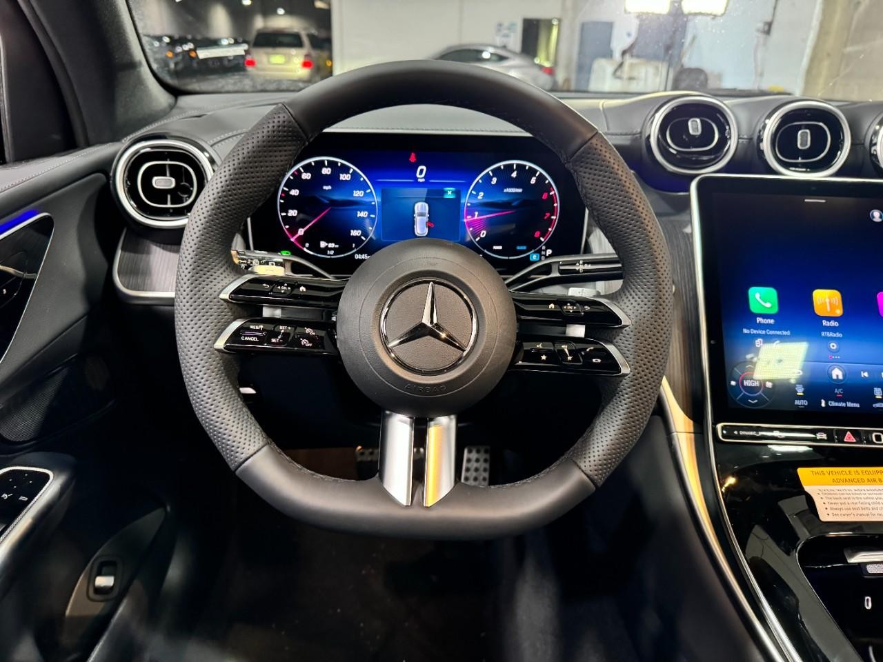 Mercedes-Benz GLC Vehicle Full-screen Gallery Image 13