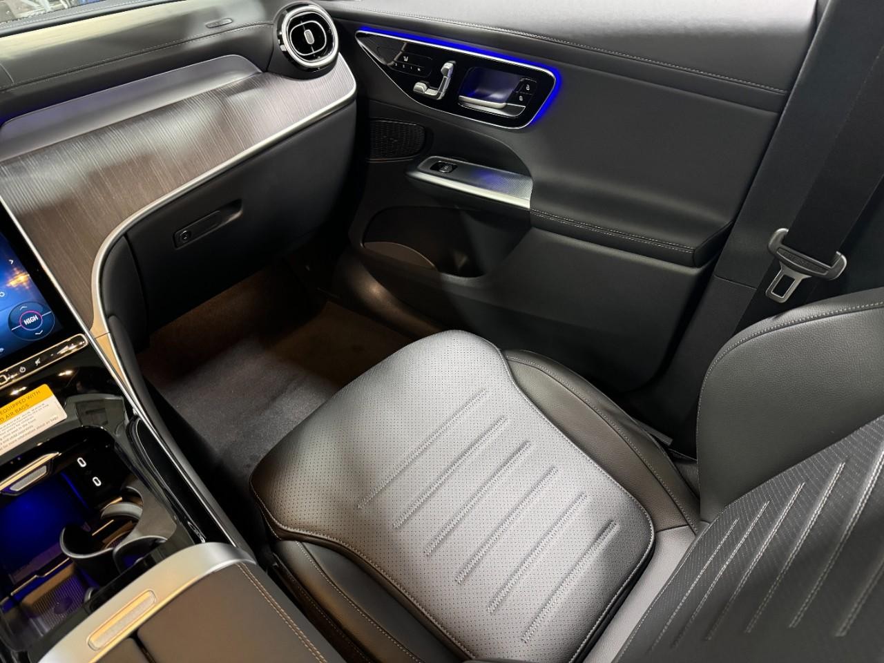 Mercedes-Benz GLC Vehicle Full-screen Gallery Image 15