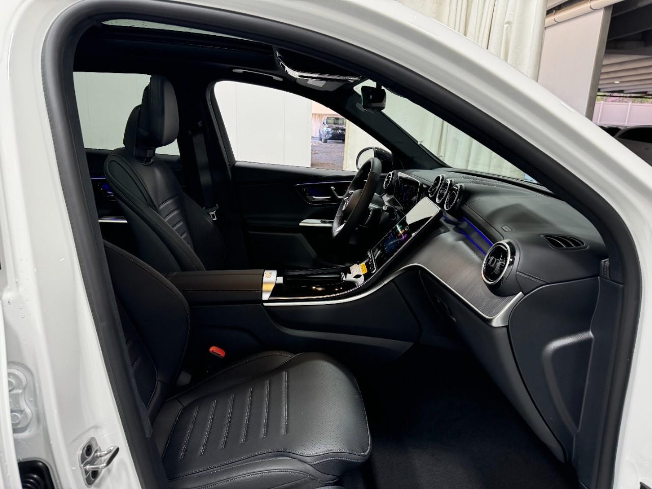 Mercedes-Benz GLC Vehicle Full-screen Gallery Image 16