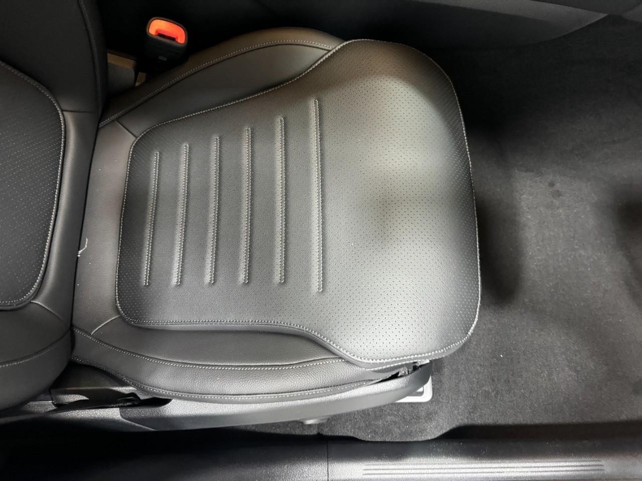 Mercedes-Benz GLC Vehicle Full-screen Gallery Image 17