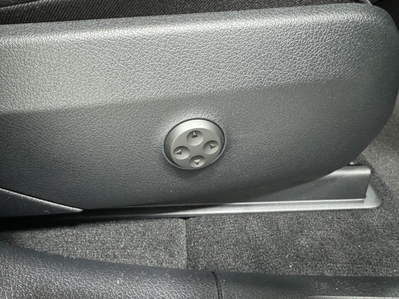 Mercedes-Benz GLC Vehicle Full-screen Gallery Image 18