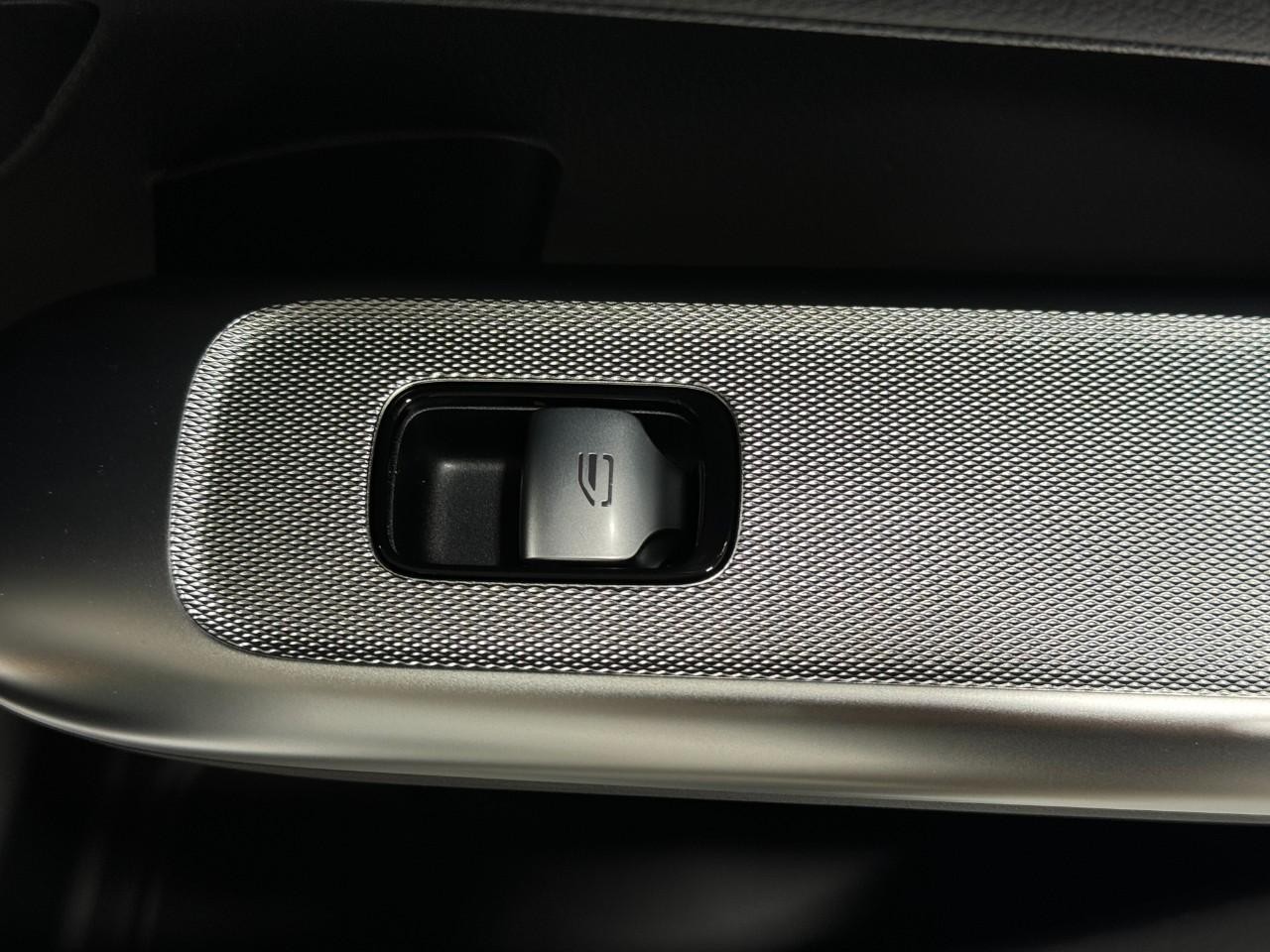 Mercedes-Benz GLC Vehicle Full-screen Gallery Image 21