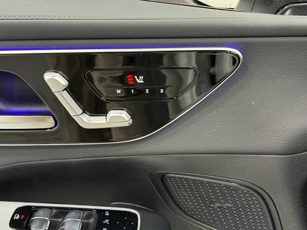 Mercedes-Benz GLC Vehicle Full-screen Gallery Image 22