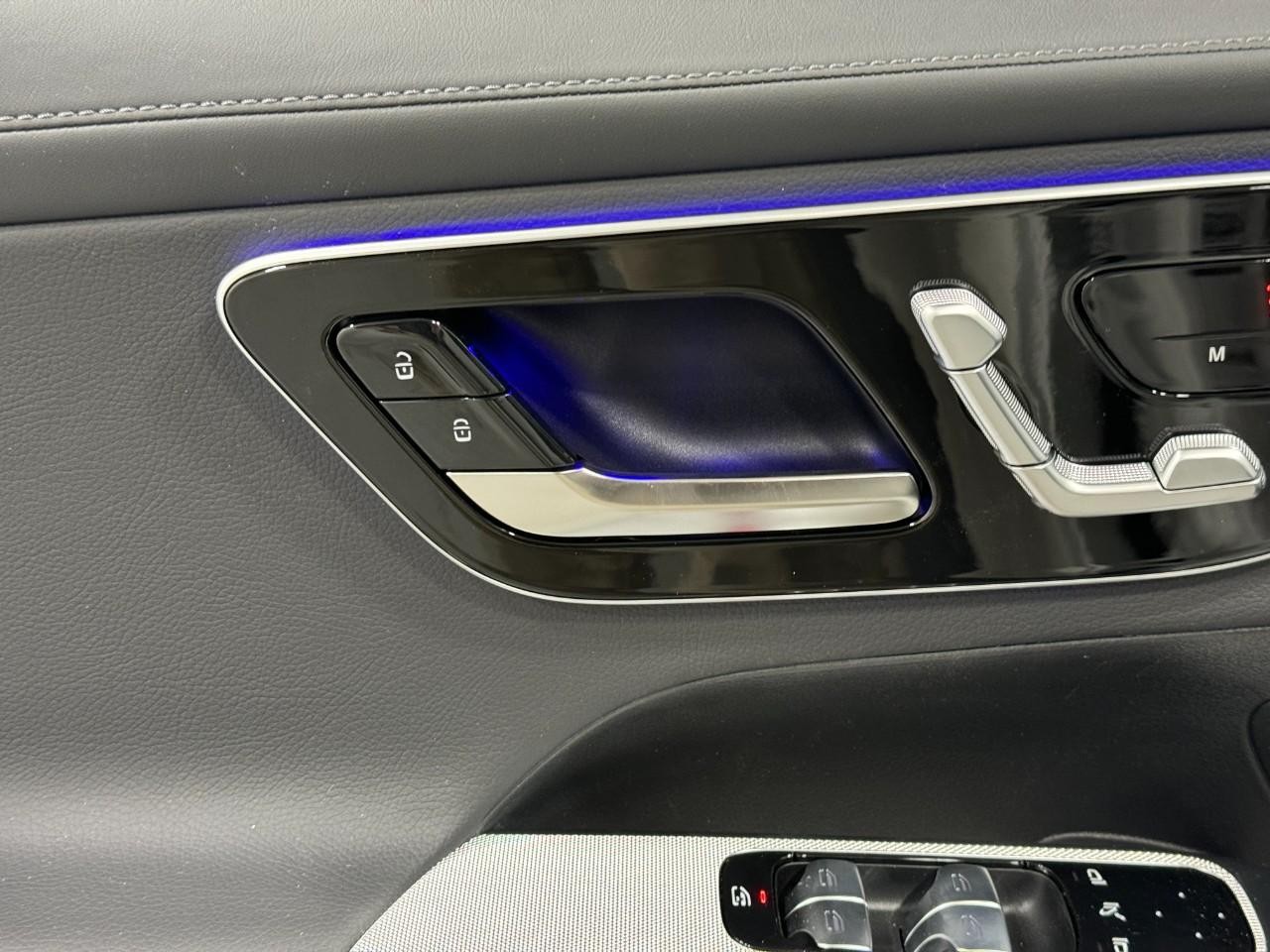 Mercedes-Benz GLC Vehicle Full-screen Gallery Image 23